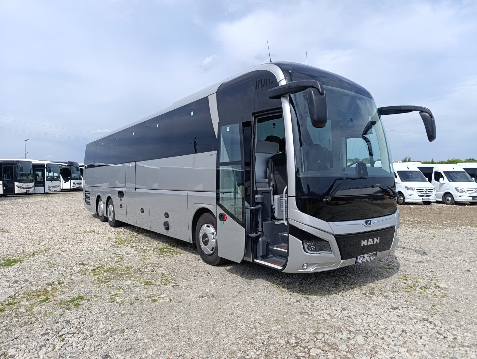 MAN Lions Coach 61 front