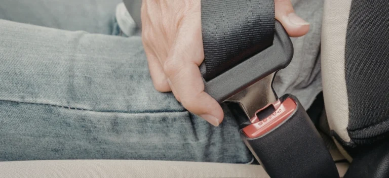 zapinanie pasów w autokarze